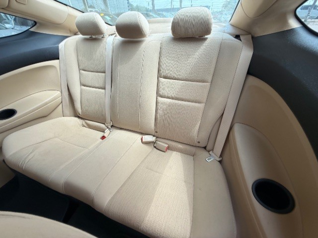 Honda Accord Coupe Vehicle Full-screen Gallery Image 08