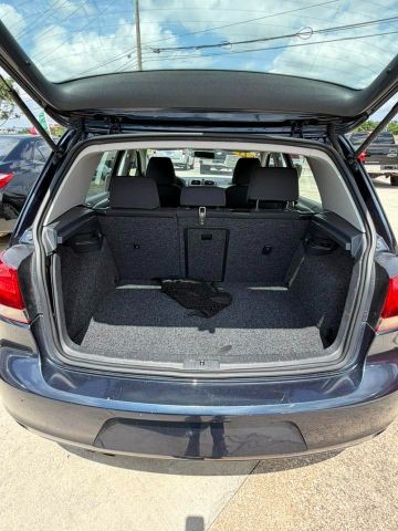 Volkswagen Golf Vehicle Full-screen Gallery Image 04