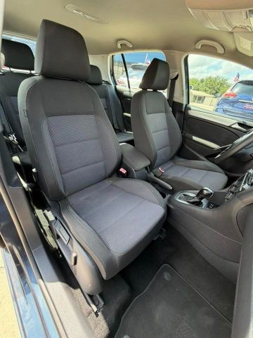 Volkswagen Golf Vehicle Full-screen Gallery Image 11