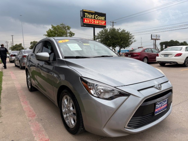 Scion iA Vehicle Full-screen Gallery Image 02