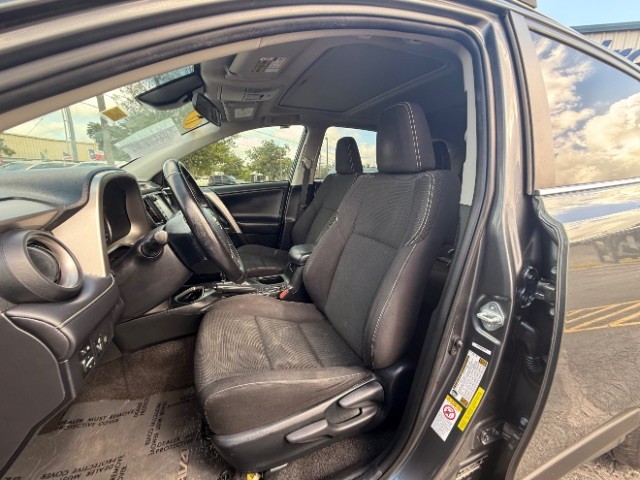 Toyota RAV4 Vehicle Full-screen Gallery Image 06
