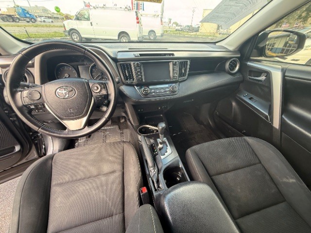 Toyota RAV4 Vehicle Full-screen Gallery Image 08