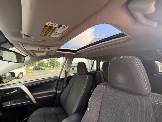 Toyota RAV4 Vehicle Full-screen Gallery Image 09