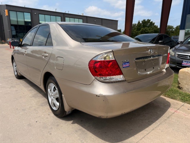Toyota Camry Vehicle Full-screen Gallery Image 03
