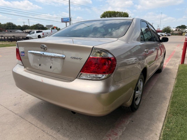Toyota Camry Vehicle Full-screen Gallery Image 04
