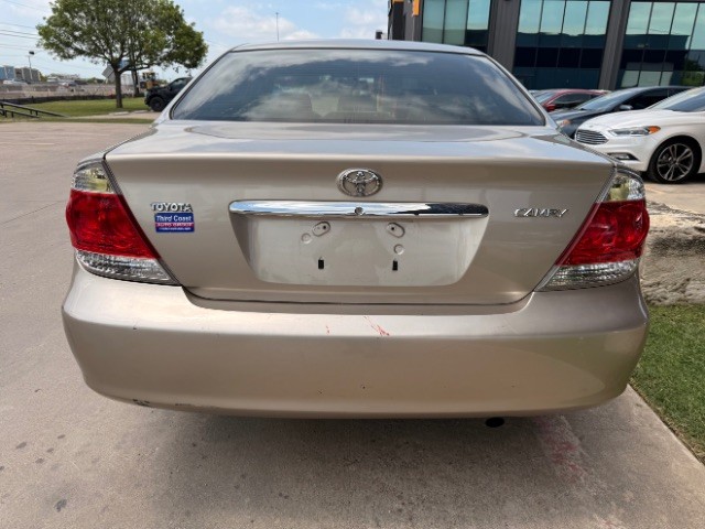 Toyota Camry Vehicle Full-screen Gallery Image 05