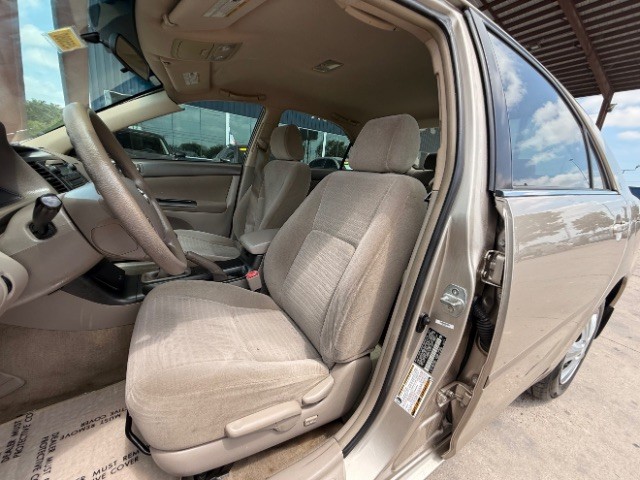 Toyota Camry Vehicle Full-screen Gallery Image 07