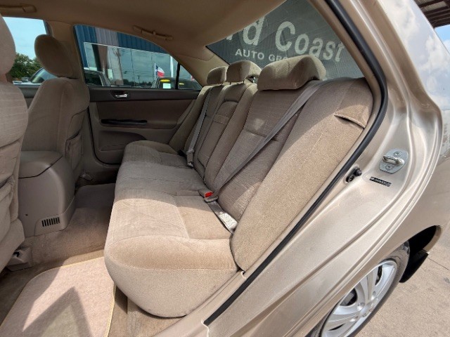 Toyota Camry Vehicle Full-screen Gallery Image 08