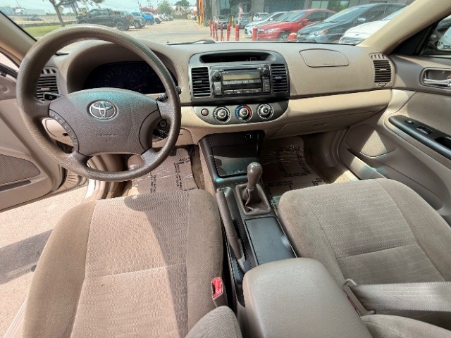 Toyota Camry Vehicle Full-screen Gallery Image 09