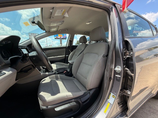 Hyundai Elantra Vehicle Full-screen Gallery Image 07