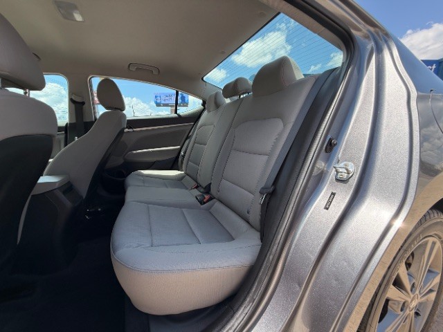 Hyundai Elantra Vehicle Full-screen Gallery Image 08