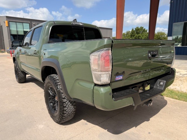 Toyota Tacoma 4WD Vehicle Full-screen Gallery Image 03