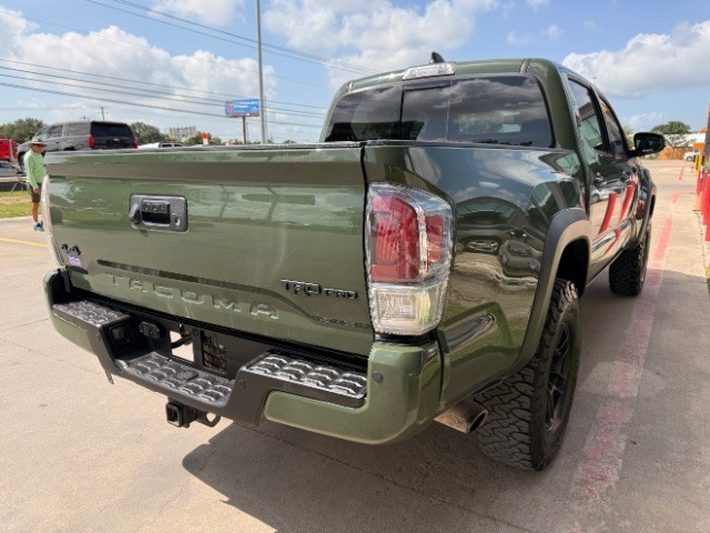 Toyota Tacoma 4WD Vehicle Full-screen Gallery Image 04