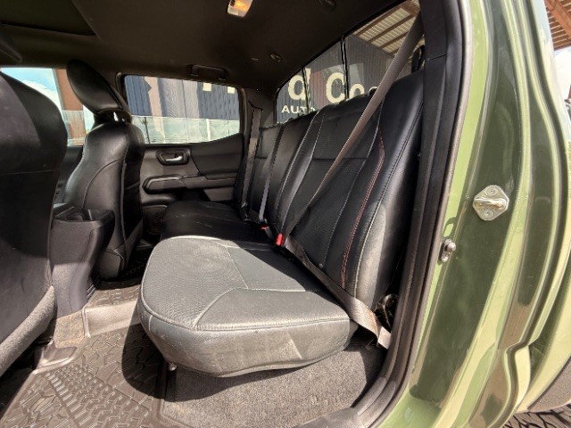 Toyota Tacoma 4WD Vehicle Full-screen Gallery Image 08