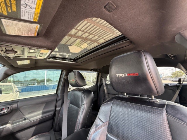 Toyota Tacoma 4WD Vehicle Full-screen Gallery Image 10