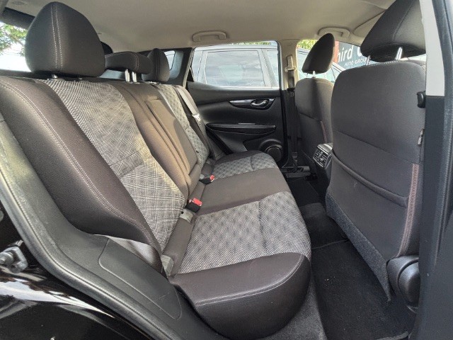 Nissan Rogue Sport Vehicle Full-screen Gallery Image 04