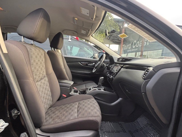 Nissan Rogue Sport Vehicle Full-screen Gallery Image 05
