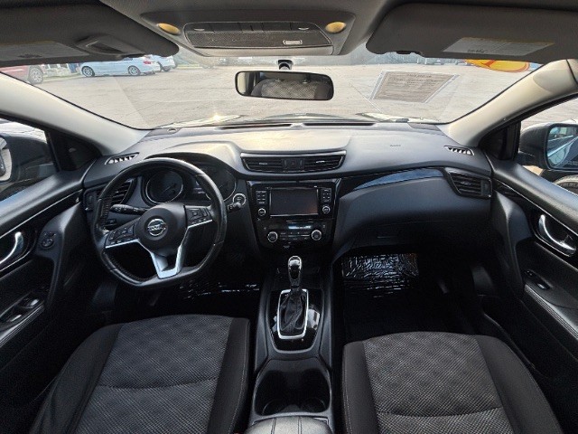 Nissan Rogue Sport Vehicle Full-screen Gallery Image 06
