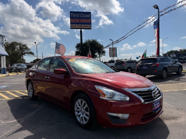 Nissan Altima Vehicle Full-screen Gallery Image 02