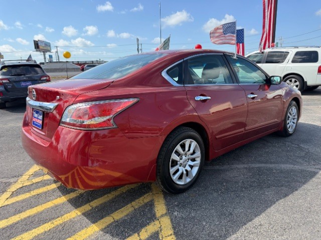 Nissan Altima Vehicle Full-screen Gallery Image 03