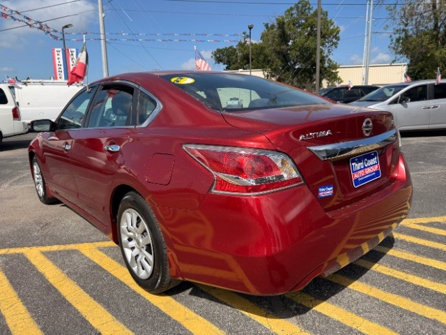Nissan Altima Vehicle Full-screen Gallery Image 04