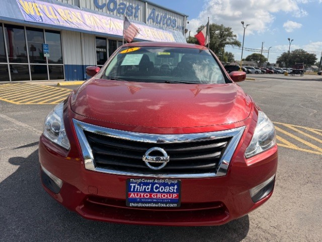 Nissan Altima Vehicle Full-screen Gallery Image 06