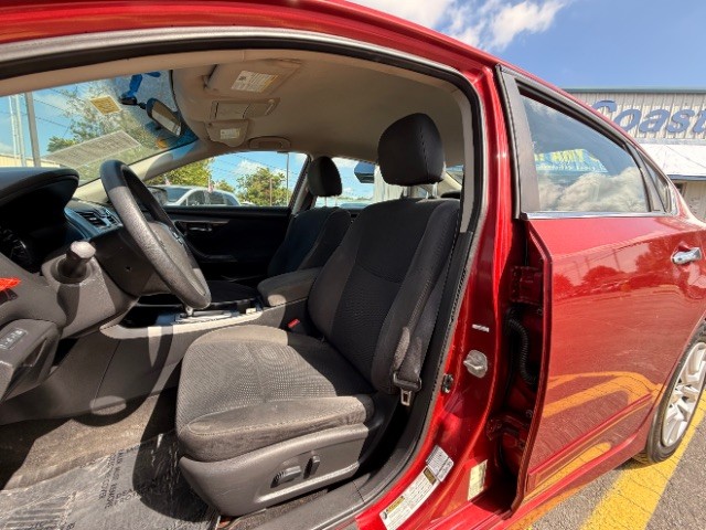 Nissan Altima Vehicle Full-screen Gallery Image 07