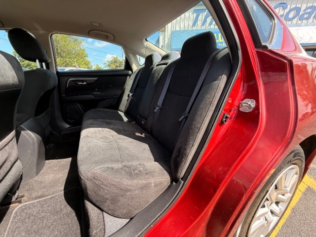 Nissan Altima Vehicle Full-screen Gallery Image 08