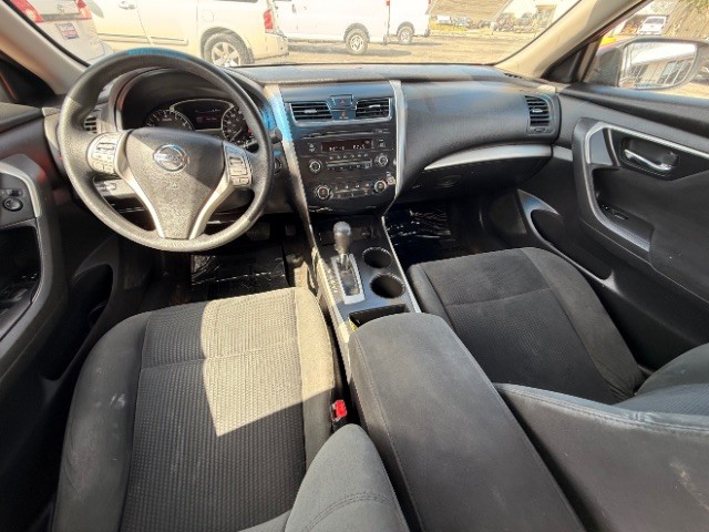 Nissan Altima Vehicle Full-screen Gallery Image 09