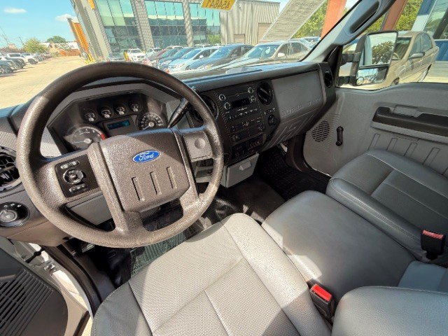 Ford Super Duty F-250 SRW Vehicle Full-screen Gallery Image 08