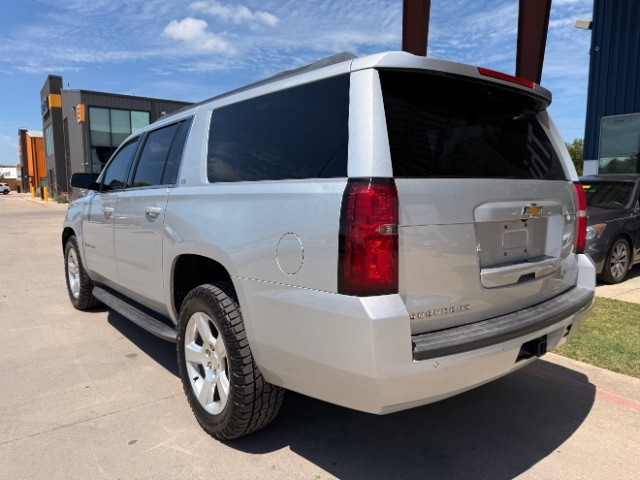 Chevrolet Suburban Vehicle Full-screen Gallery Image 03