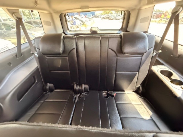 Chevrolet Suburban Vehicle Full-screen Gallery Image 09