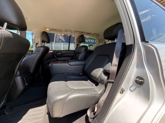 INFINITI QX80 Vehicle Full-screen Gallery Image 09