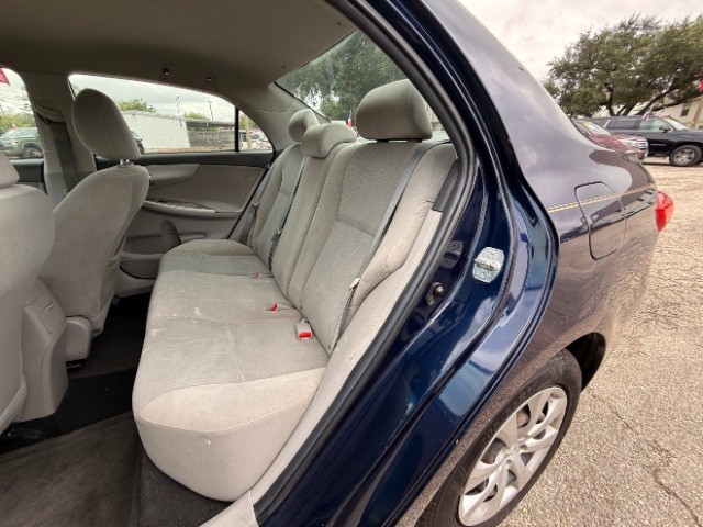 Toyota Corolla Vehicle Full-screen Gallery Image 08