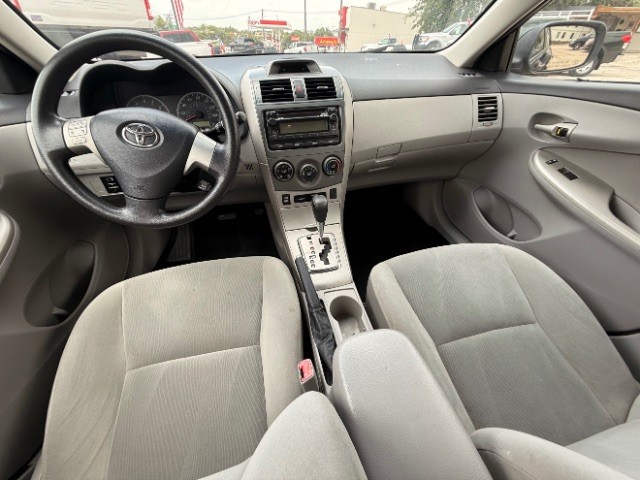 Toyota Corolla Vehicle Full-screen Gallery Image 09