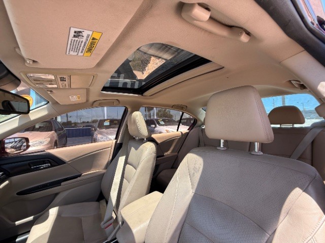 Honda Accord Sedan Vehicle Full-screen Gallery Image 10