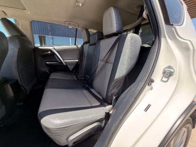 Toyota RAV4 Vehicle Full-screen Gallery Image 09