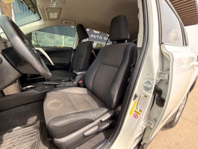 Toyota RAV4 Vehicle Full-screen Gallery Image 05