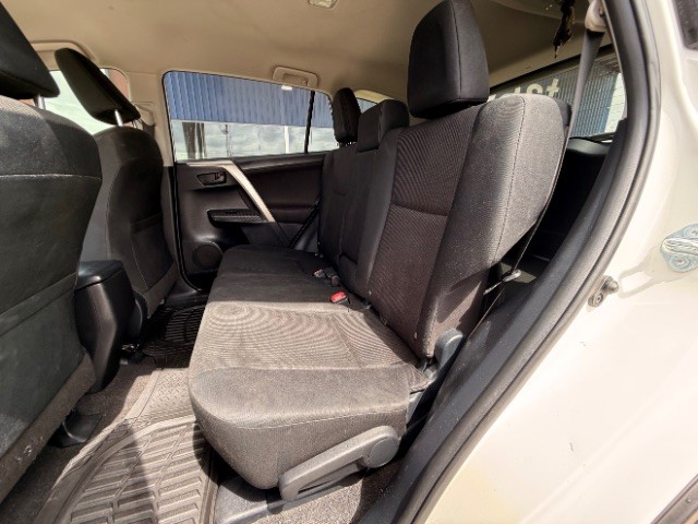 Toyota RAV4 Vehicle Full-screen Gallery Image 06