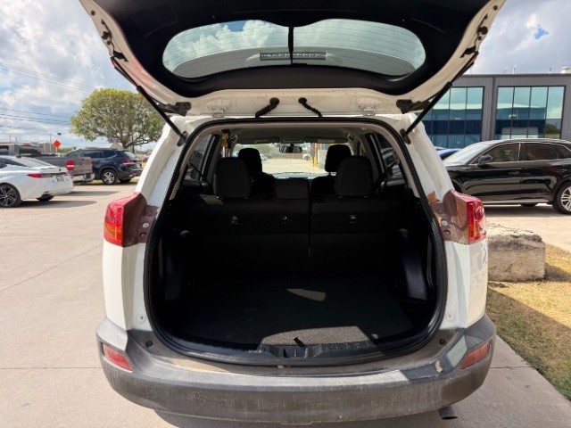 Toyota RAV4 Vehicle Full-screen Gallery Image 09