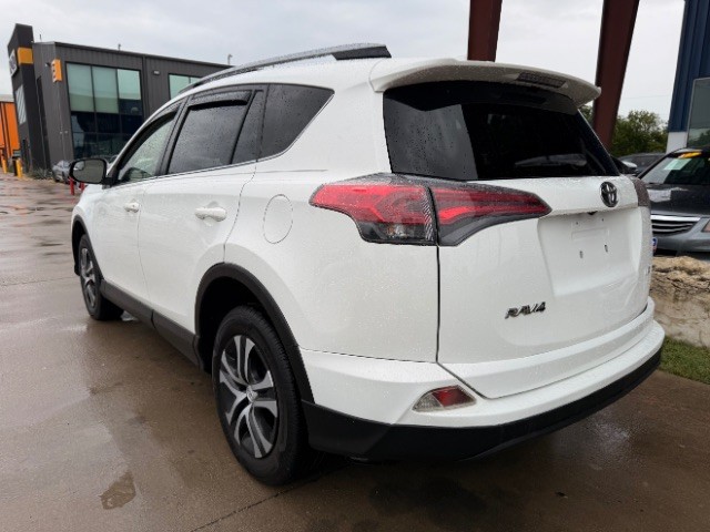 Toyota RAV4 Vehicle Full-screen Gallery Image 03