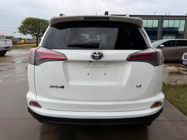 Toyota RAV4 Vehicle Full-screen Gallery Image 05