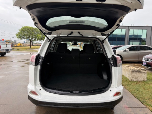 Toyota RAV4 Vehicle Full-screen Gallery Image 06