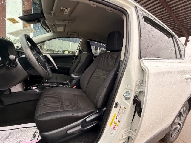 Toyota RAV4 Vehicle Full-screen Gallery Image 08