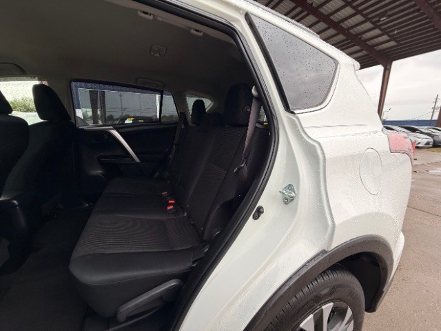 Toyota RAV4 Vehicle Full-screen Gallery Image 09