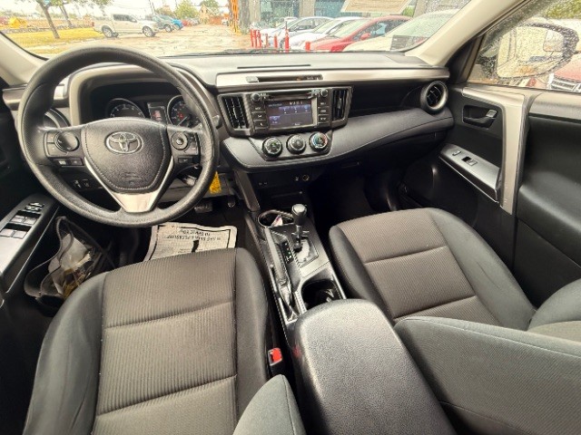 Toyota RAV4 Vehicle Full-screen Gallery Image 10