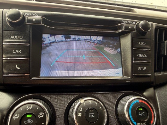 Toyota RAV4 Vehicle Full-screen Gallery Image 11