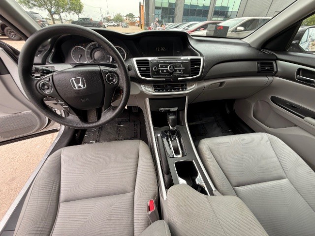 Honda Accord Sedan Vehicle Full-screen Gallery Image 09