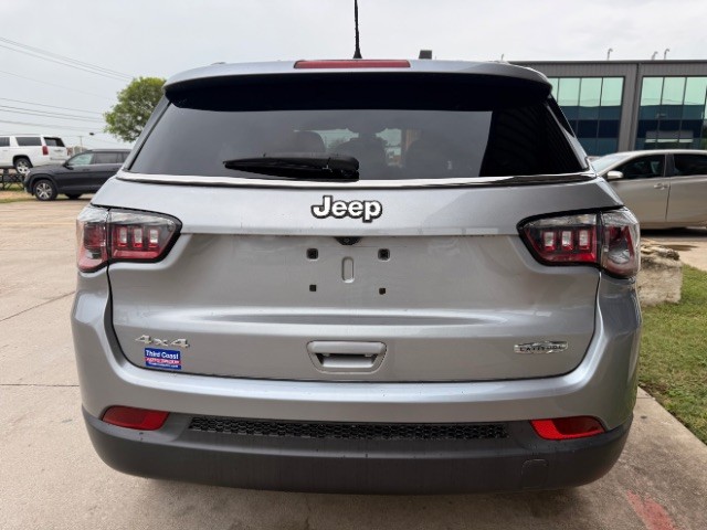 Jeep Compass Vehicle Full-screen Gallery Image 05