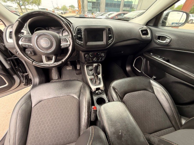 Jeep Compass Vehicle Full-screen Gallery Image 10